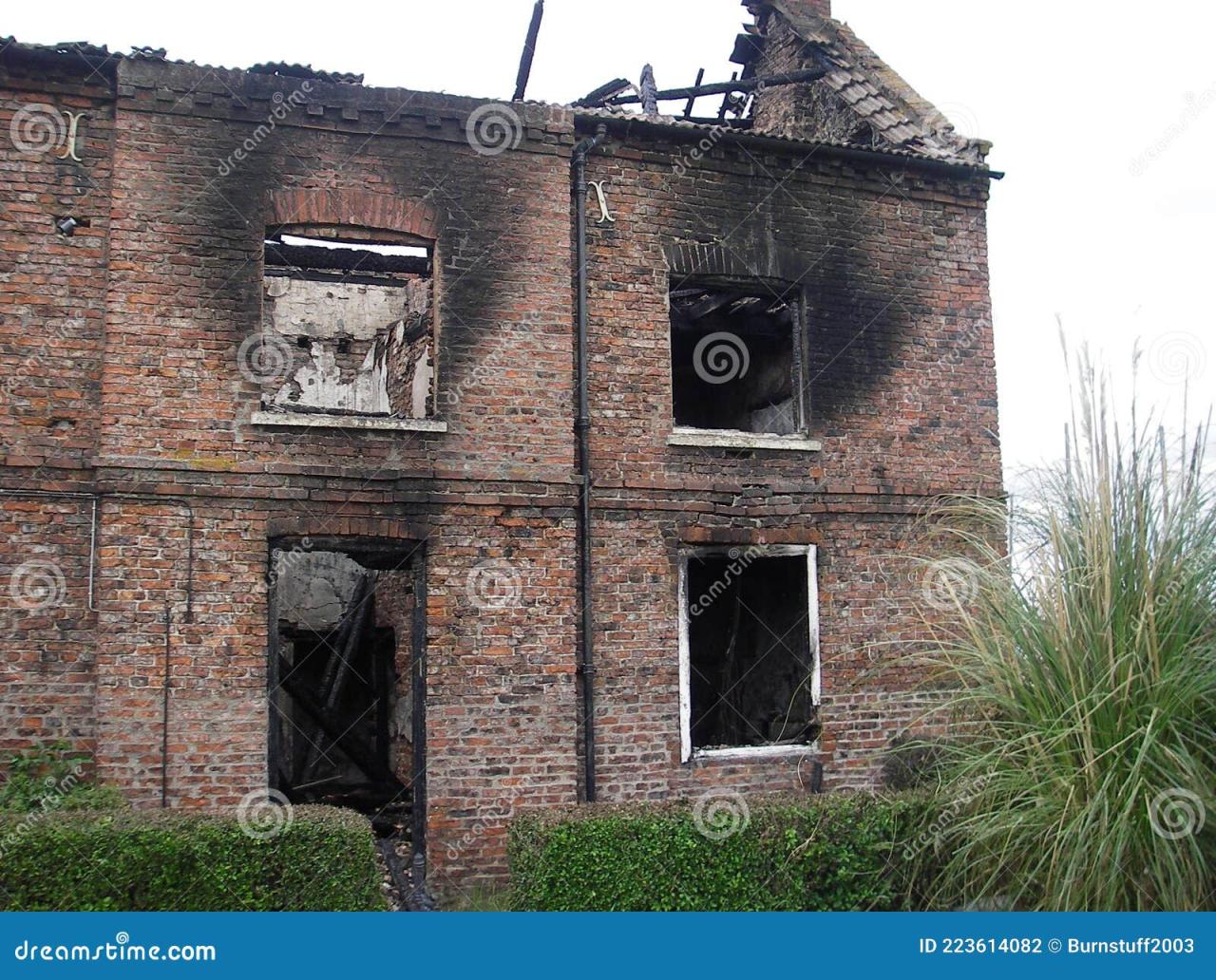El interior de la casa dañada por el fuego destruyó la sala del ...